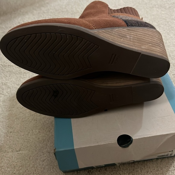 TOMS Brown Sock Wedge Boot, Size 6.5 - Picture 4 of 8